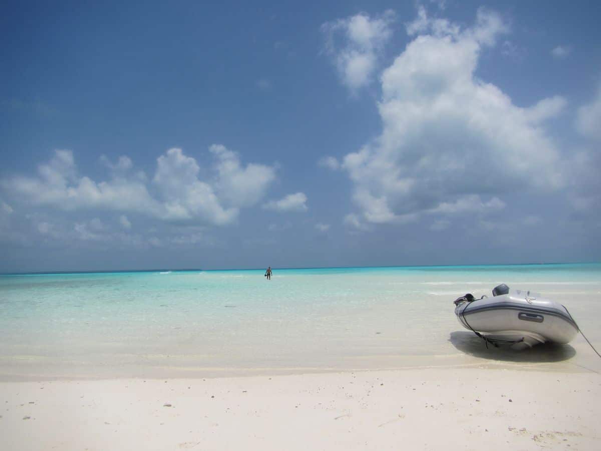 Dinghi am Strand von Prison Island, Cocos Keeling Atoll - Indischer Ozean