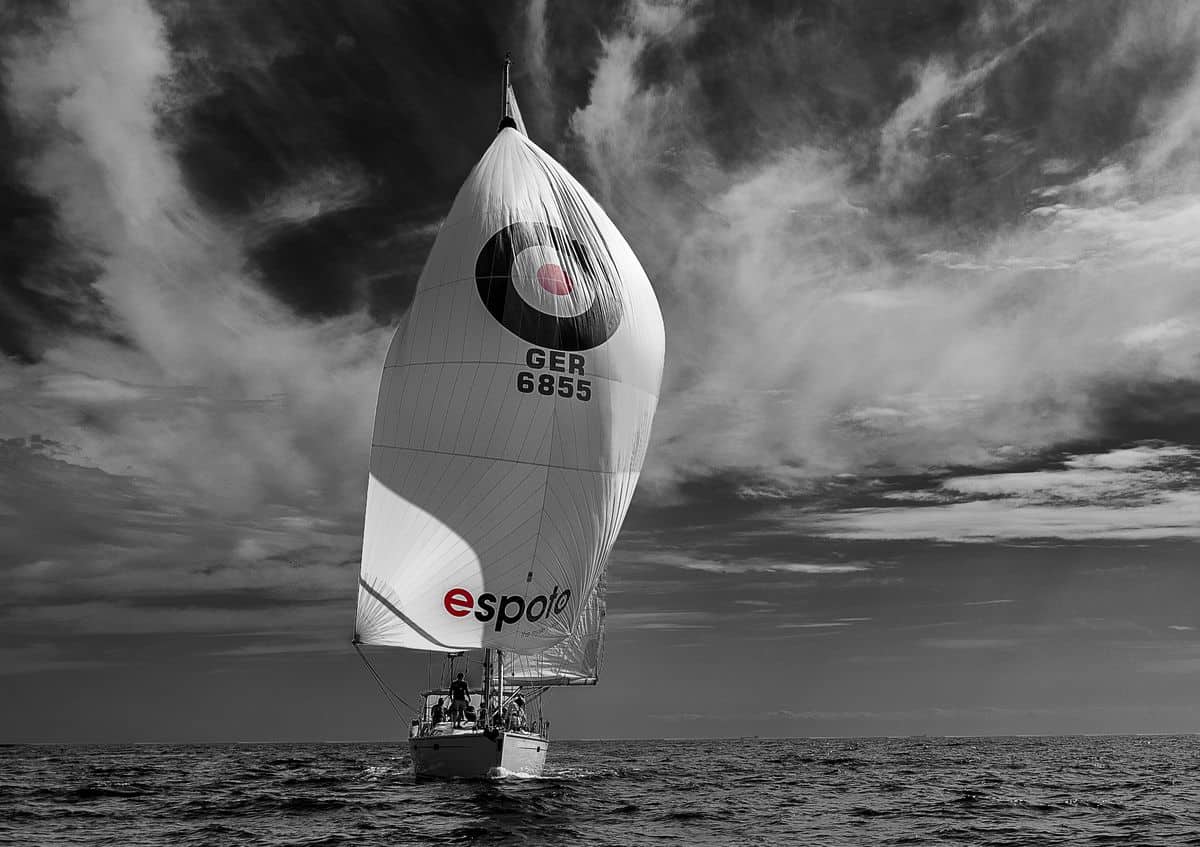 Polaris segelt mit Spinnaker