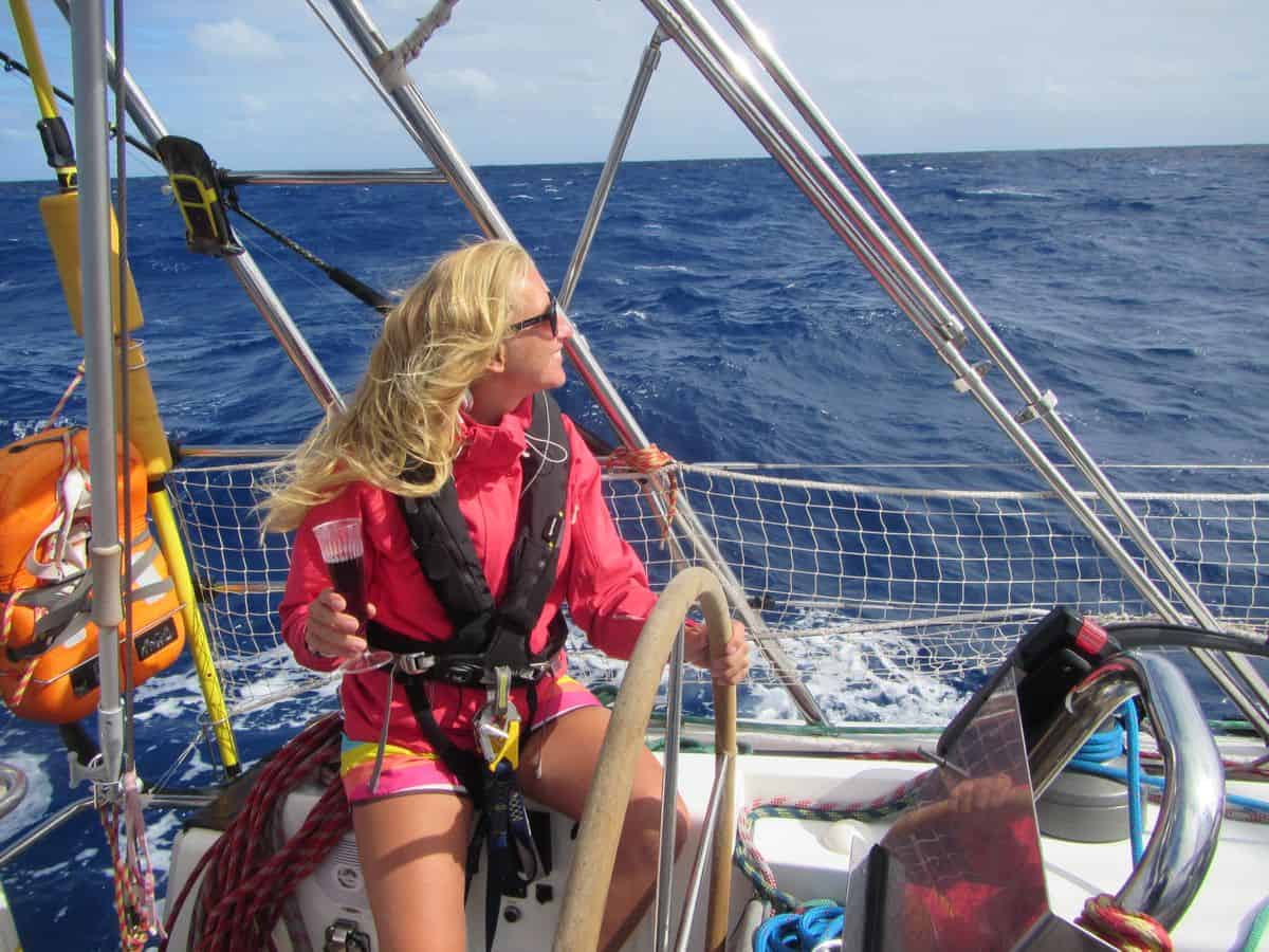 Steuerfrau genießt ein seltenes Glas Rotwein auf der Polaris