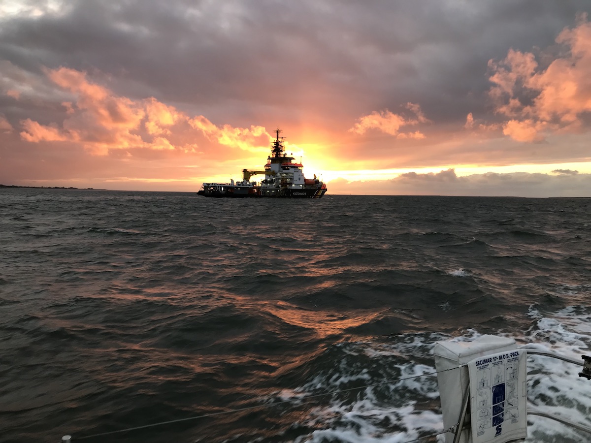 Ein wunderbarer Sonnenuntergang kurz vor dem Ziel