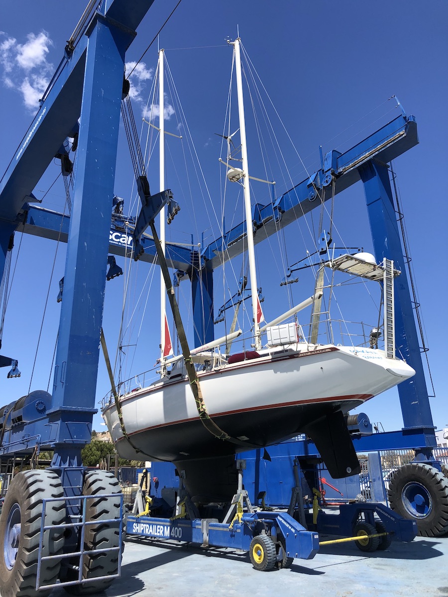 Nach Ihrem Refit wird Makani wieder ins Wasser gehoben