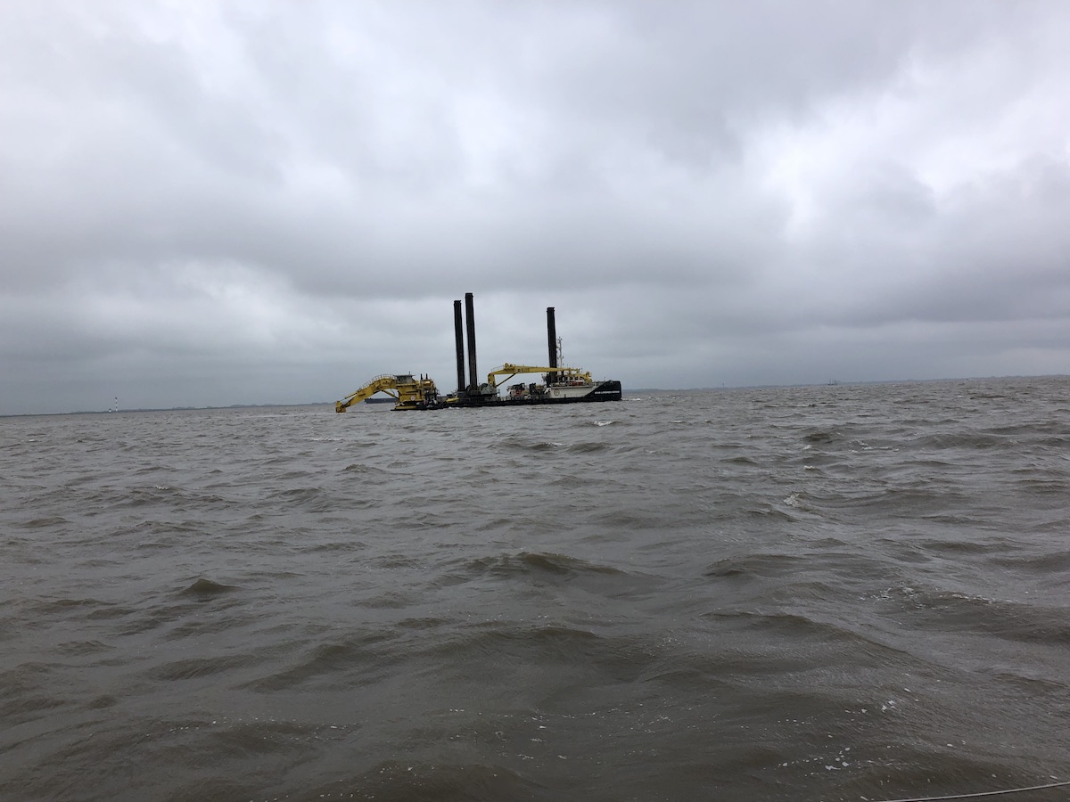 Die Elbe wird ständig ausgebaggert